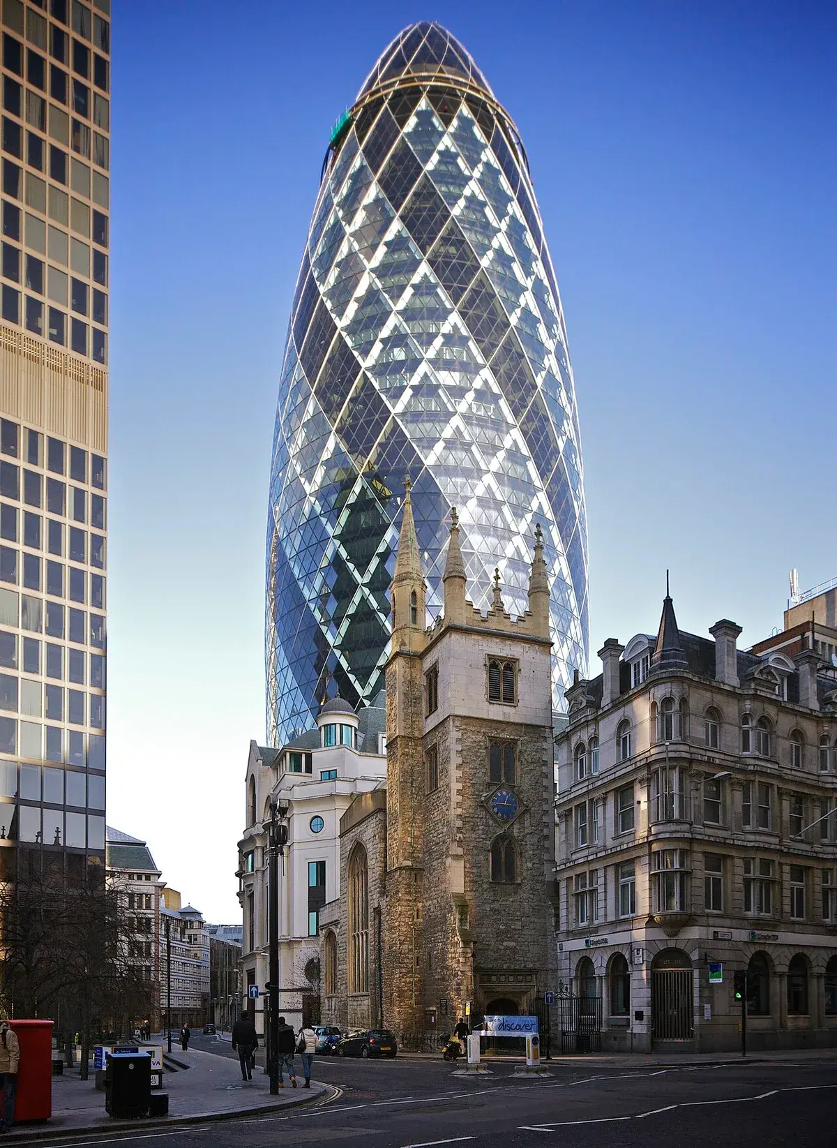 De Gherkin, het cilindrische glasgebouw 30 St Mary Axe van Norman Foster, omgeven door de skyline van de City of London