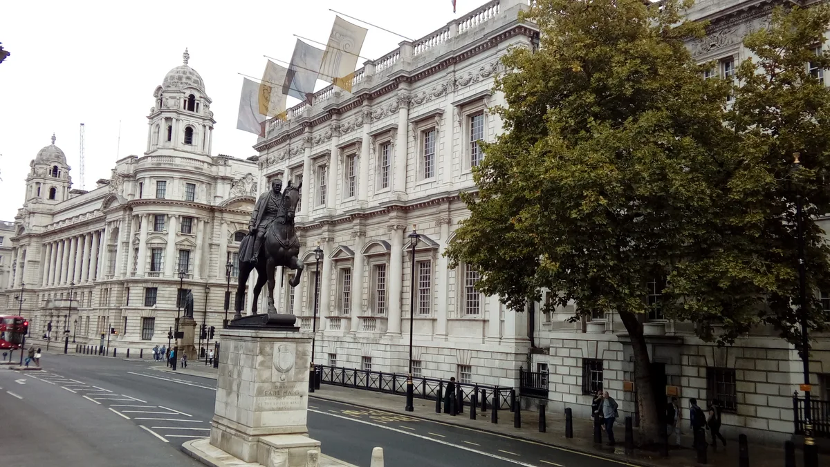 De classicistische gevel van Banqueting House aan Whitehall, het enige overgebleven deel van het vroegere paleis