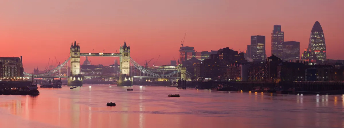 Het uitzicht vanaf de Millennium Bridge over de Thames in Londen op een heldere lentedag met blauwe lucht