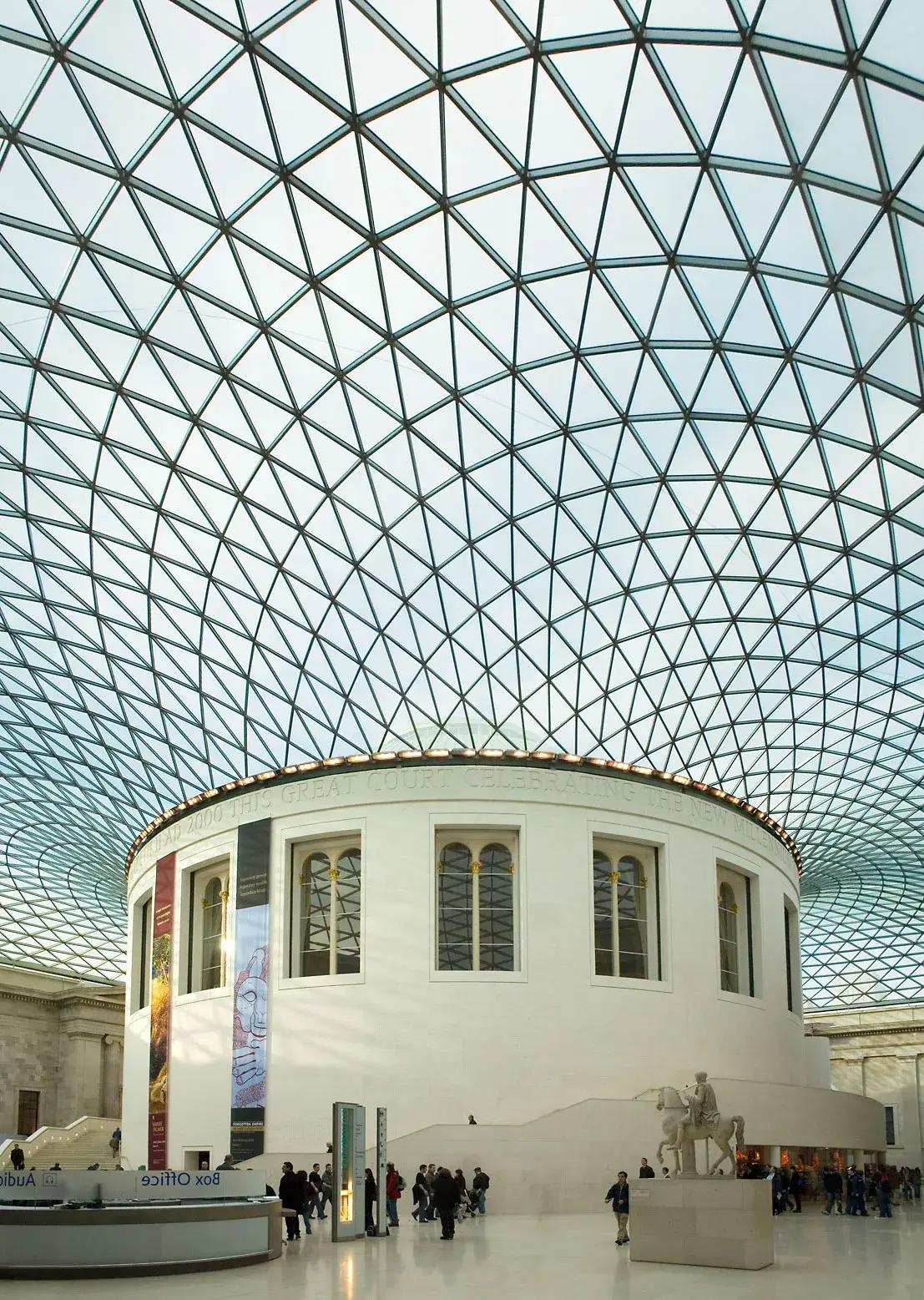 De Great Court van het British Museum met het indrukwekkende glazen dak en de centrale ronde leeszaal