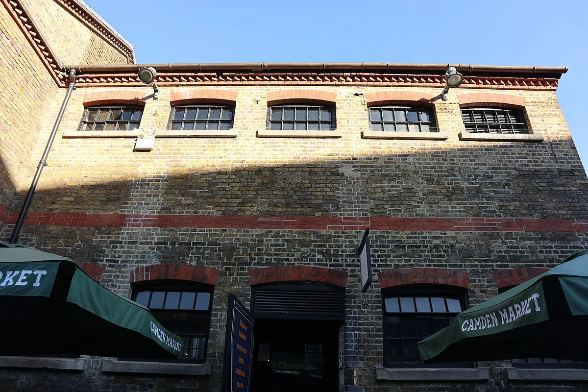 De kleurrijke marktstalletjes en decoratieve gevels van Camden Market langs het kanaal in Noord-Londen