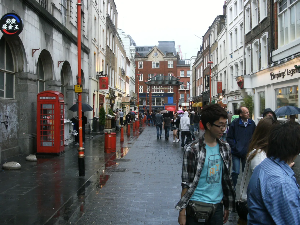 De rode drakenpoort en gekleurde lantaarns van Chinatown op Gerrard Street in Londen bij avond