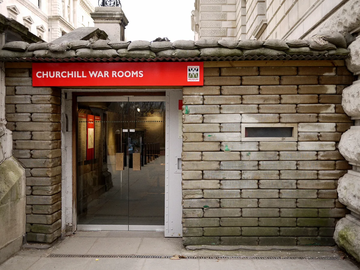 De donkere smalle gangen van de Churchill War Rooms met kaarten aan de muur en originele WO2-uitrusting