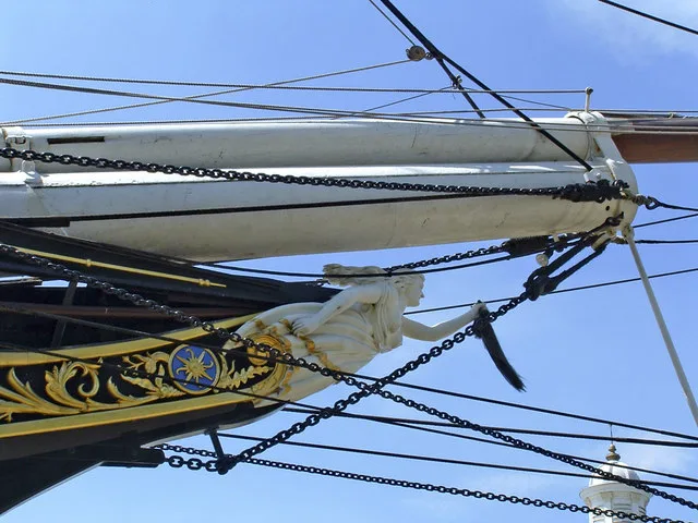 De Cutty Sark met zijn imposante masten en houten romp in het droogdok in Greenwich op een heldere dag