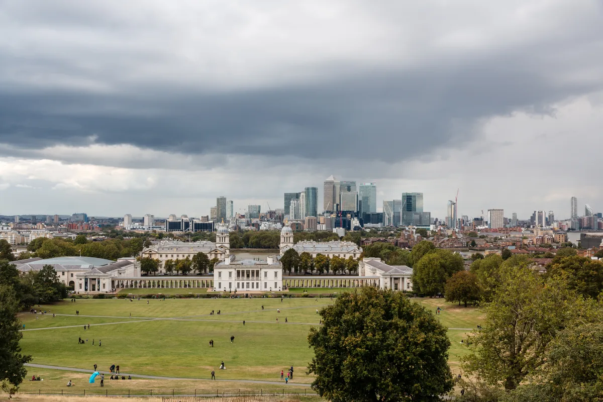 Uitzicht vanuit Greenwich Park over het Queens House en Canary Wharf in de verte aan de horizon op een heldere dag