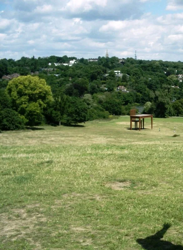 Uitzicht vanaf Parliament Hill op Hampstead Heath over de skyline van Londen met wolken in een dramatische lucht