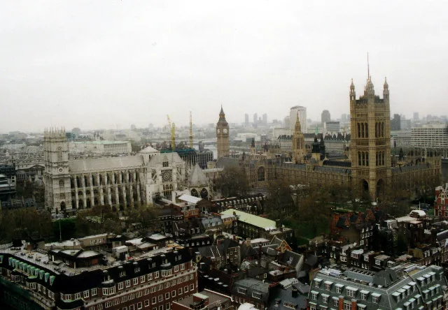 Het Palace of Westminster met de Elizabeth Tower (Big Ben) weerspiegeld in de Theems bij avondlicht