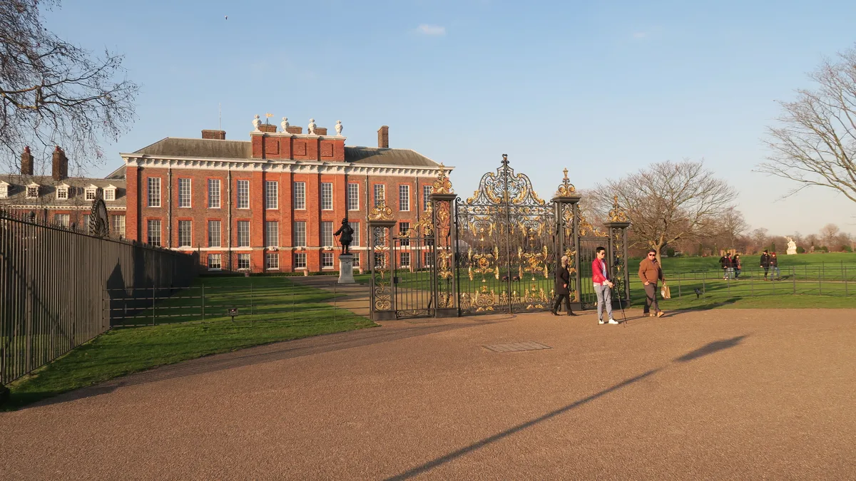 De zuidgevel van Kensington Palace omringd door bloemenvelden in Kensington Gardens