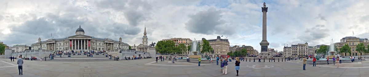 De klassieke gevel van the National Gallery aan het noordelijke kant van Trafalgar Square met de fontein op de voorgrond