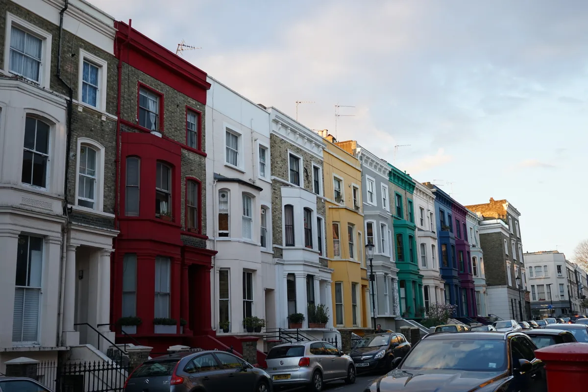 Rij victoriaanse pastelkleurige huizen in wit en blauw op Ladbroke Grove in Notting Hill, Londen