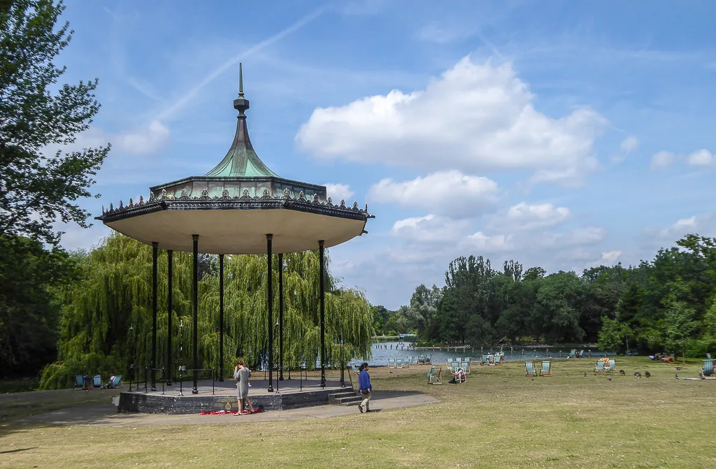 De prachtige rozentuin in Queen Mary's Gardens in Regent's Park met roze en rode rozen in volle bloei