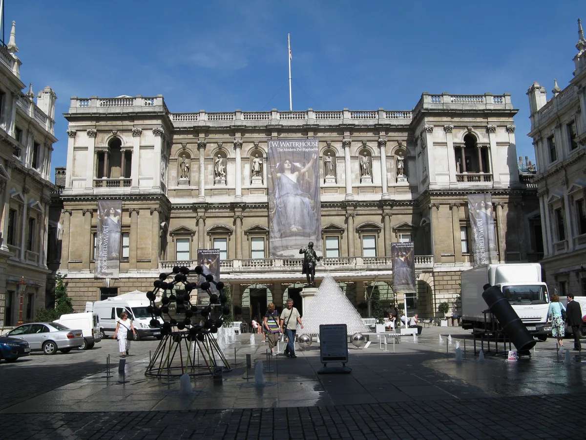De klassieke gevel van Burlington House aan Piccadilly, de thuisbasis van de Royal Academy of Arts