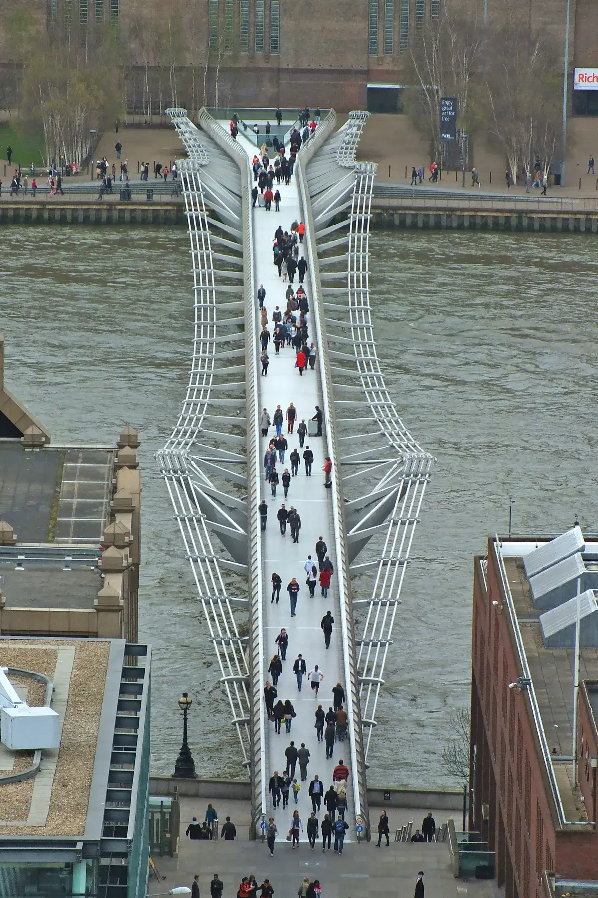 De koepel van St Paul's Cathedral boven de Londense skyline, gezien vanaf de Millennium Bridge
