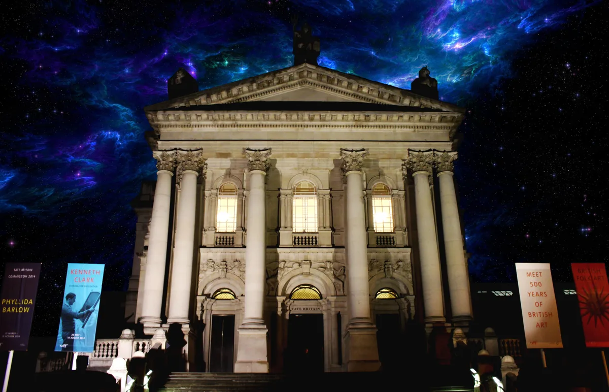 De neoklassieke gevel van Tate Britain aan Millbank met de trappen en zuilen in het avondlicht
