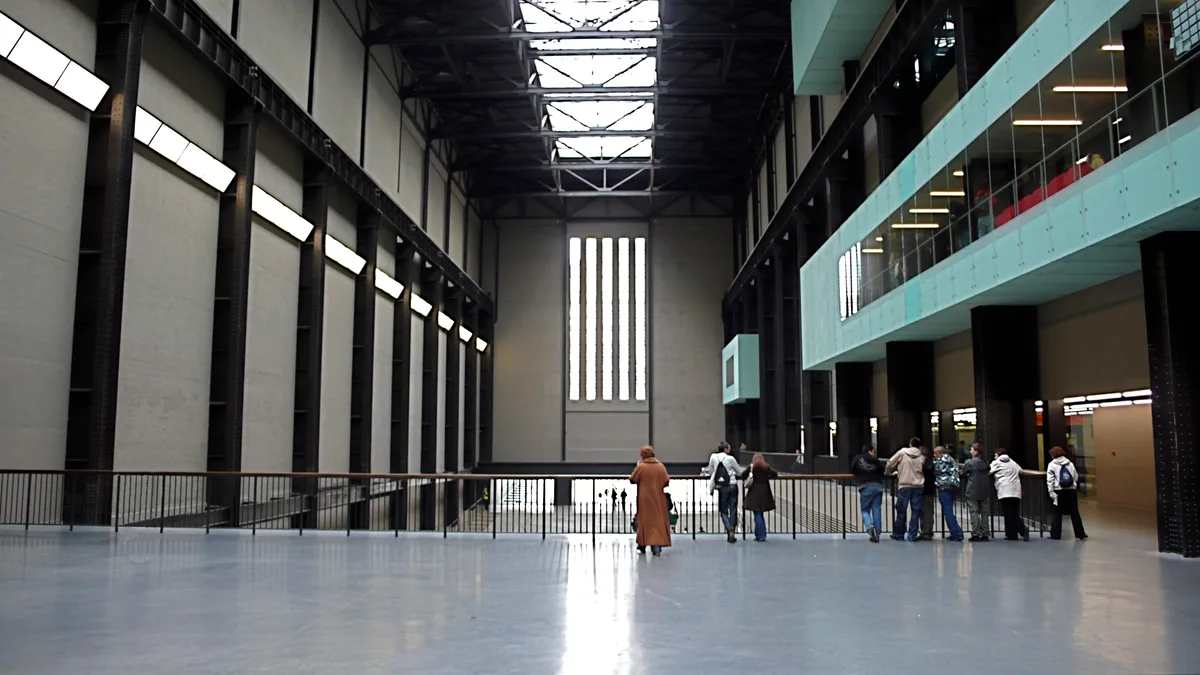 De Turbine Hall van Tate Modern met een grote installatie, gezien vanuit de hoge galerijen boven