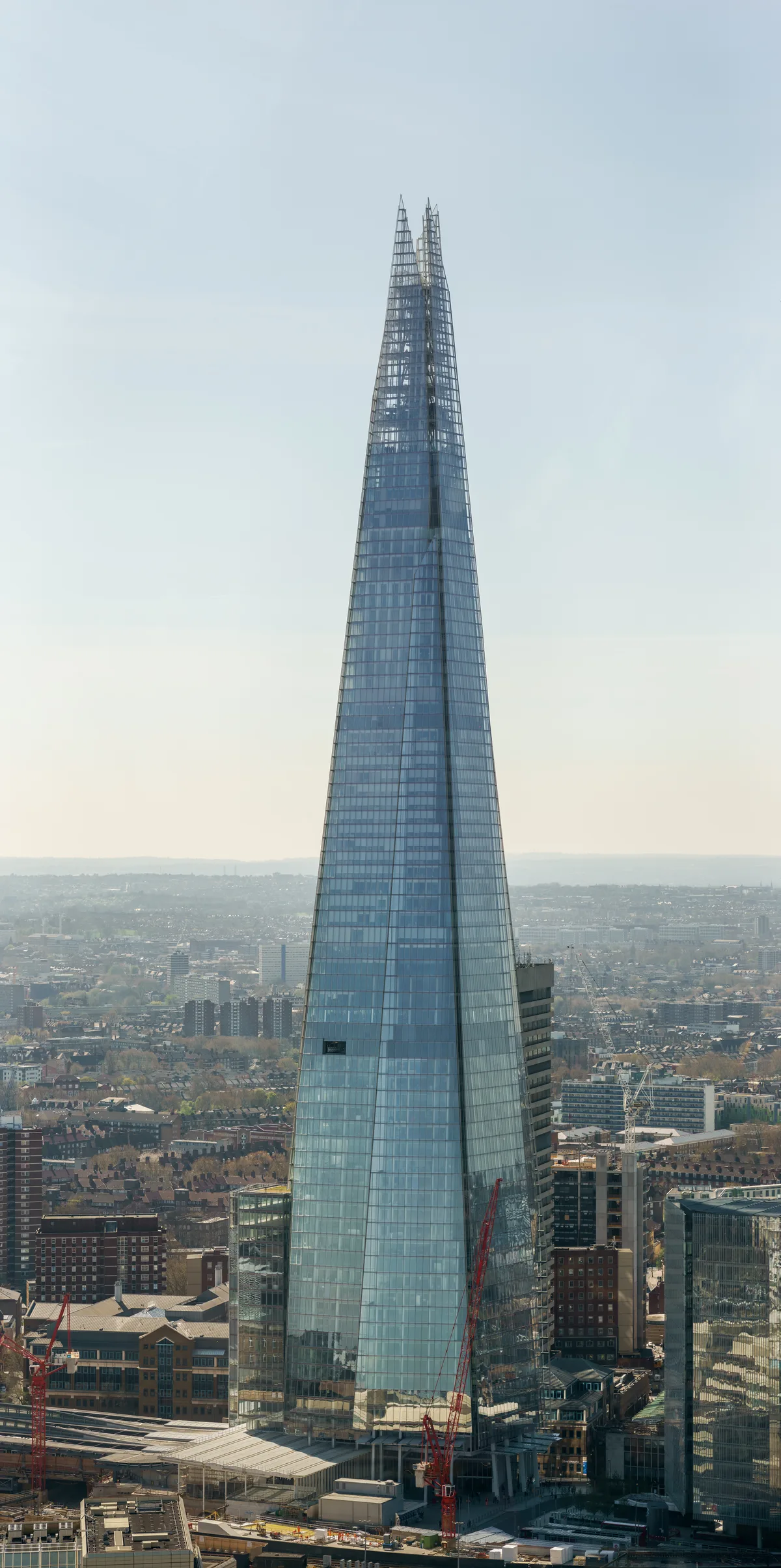 The Shard steekt als een glazen scherf de Londense skyline in met de Tower Bridge en de Thames in de verte
