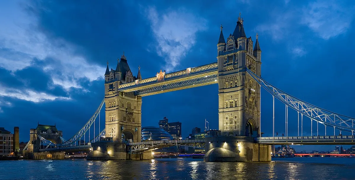 Tower Bridge open met een schip dat erdoor vaart, gezien vanaf de zuidkant van de Theems op een heldere dag