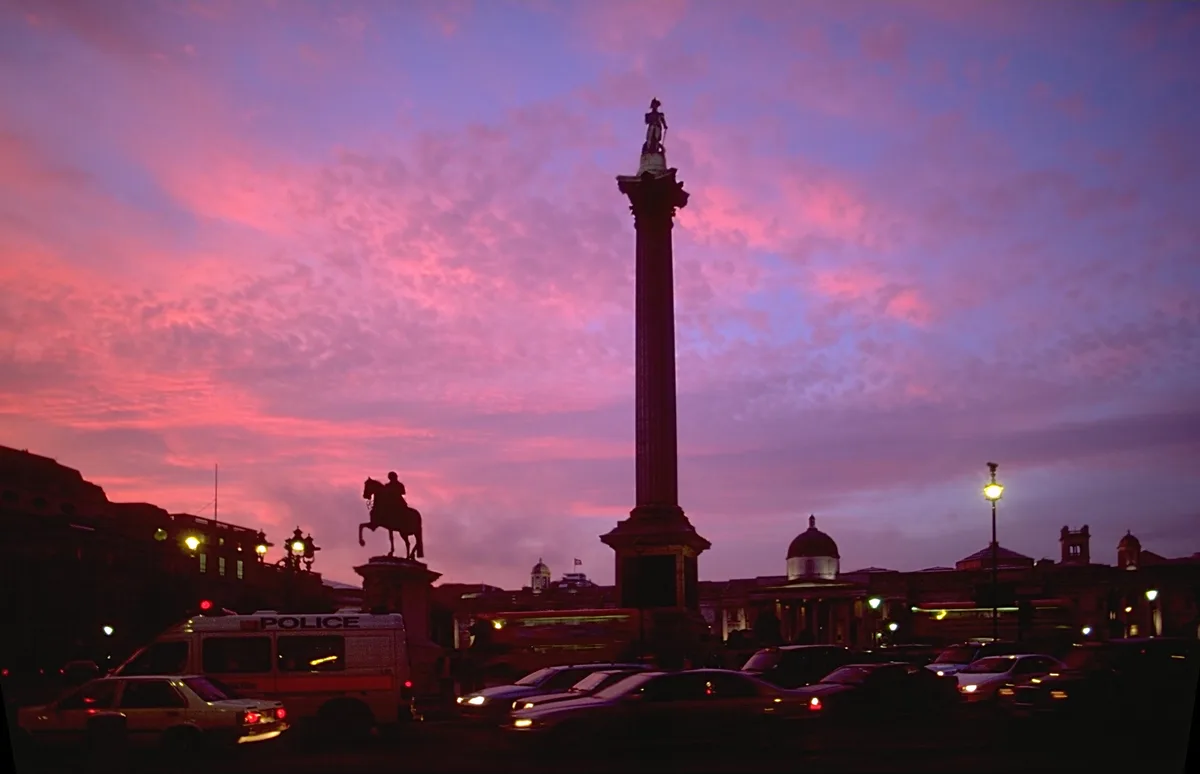 Trafalgar Square in Londen met Nelson's Column in het centrum, de vier bronzen leeuwen en de fonteinen op de voorgrond