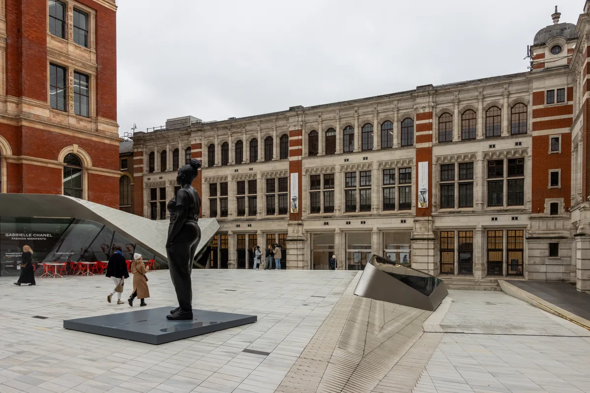 De centrale binnenplaats van het Victoria and Albert Museum met de mozaïek tegelvloer en de fontein