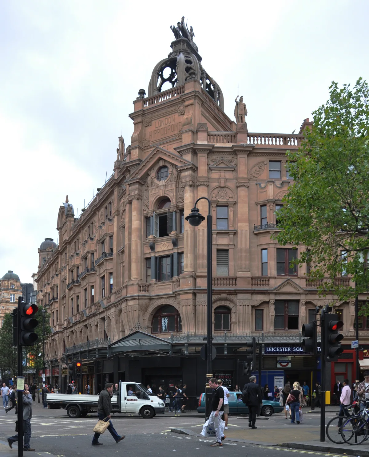 De verlichte theatergevel van het Lyceum Theatre in het West End van Londen in de avond