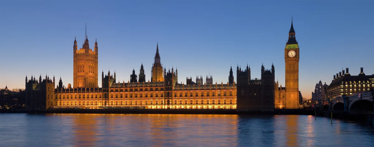 De gotische westgevel van Westminster Abbey met de twee klokkentorens in het avondlicht