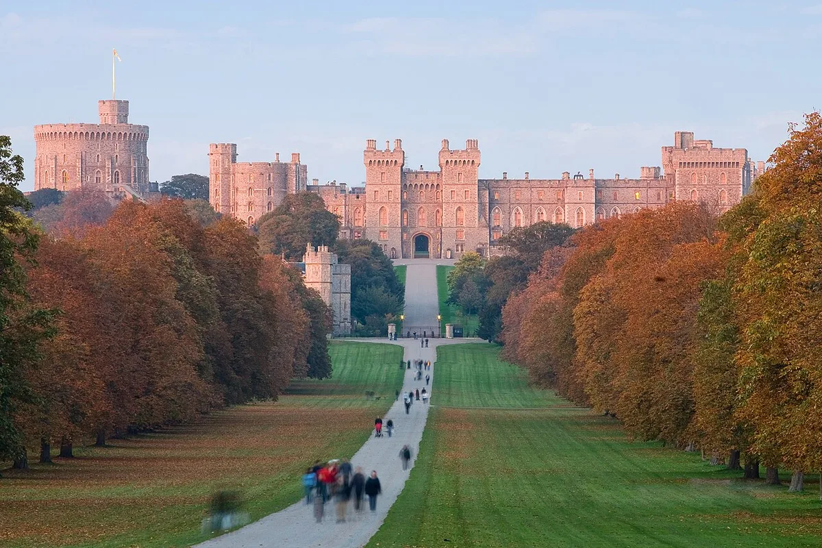 Windsor Castle met de Ronde Toren op de heuvel, omgeven door groen gras en een bewolkte Engelse lucht